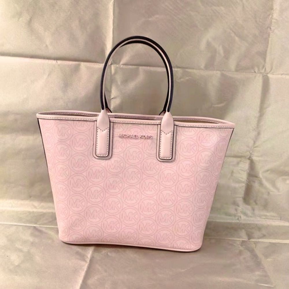 MICHAEL KORS 👜👜 MAKE OFFER